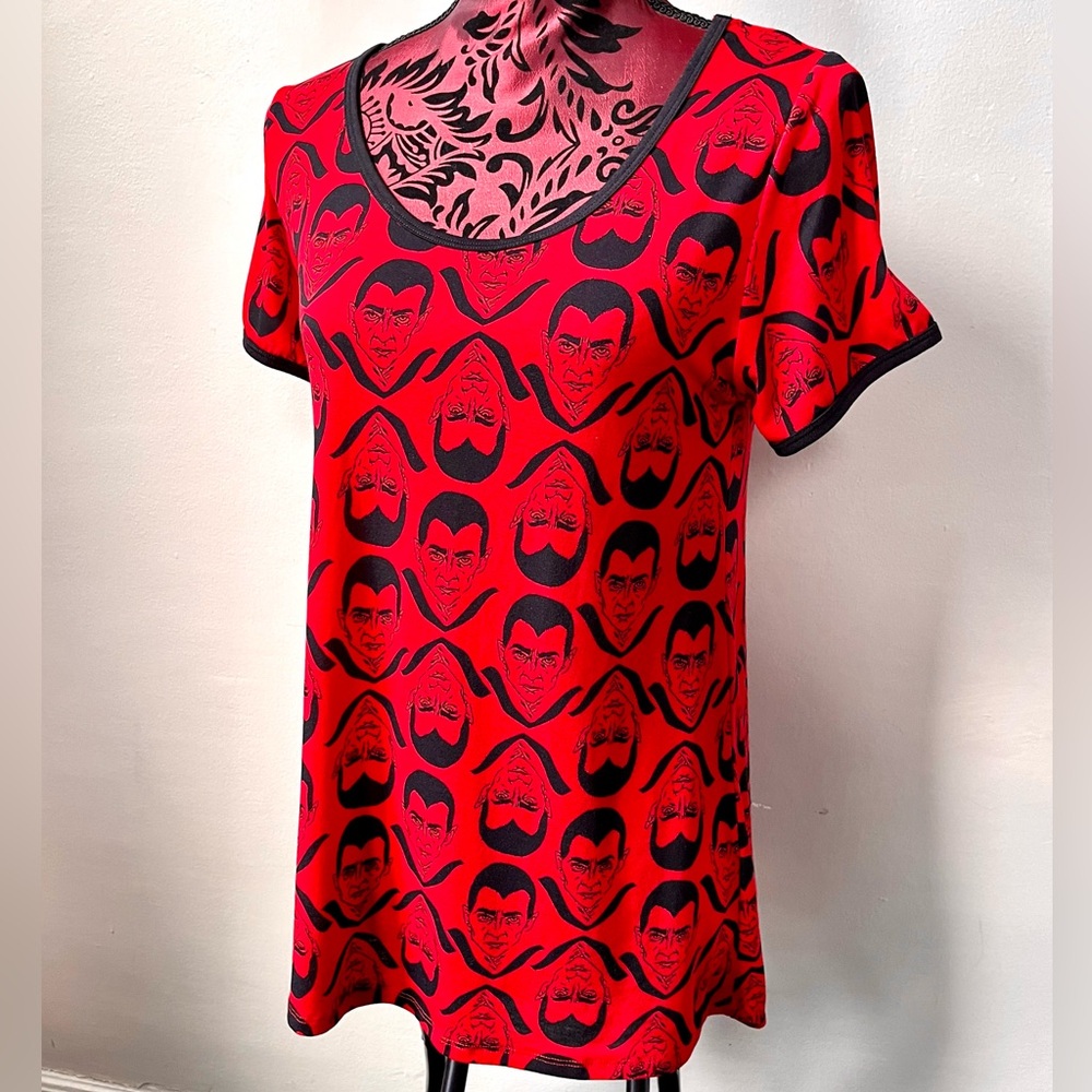 NWOT LULAROE Perfect T Red & Black Vampire Print Scoopneck Short Sleeve Top XS